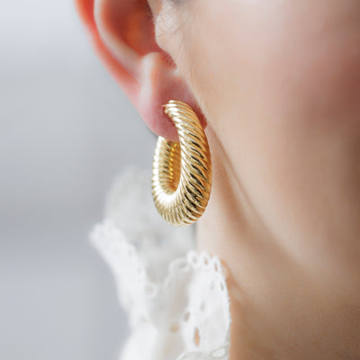 18K VAN CLEEF & ARPELS ELONGATED HOOP EARRINGS