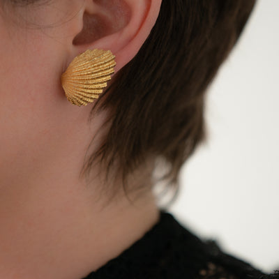 TIFFANY & CO. 14K YELLOW GOLD SCALLOP SHELL EARRINGS c.1960s