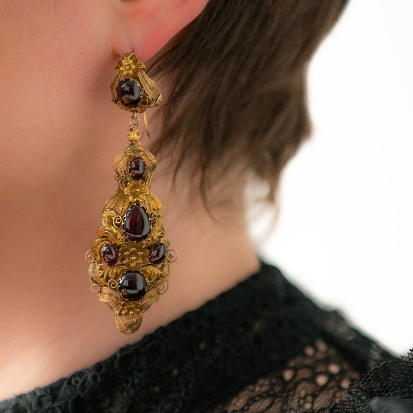 LATE GEORGIAN 15K YELLOW GOLD CABOCHON GARNET PENDELOQUE EARRINGS c.1830s