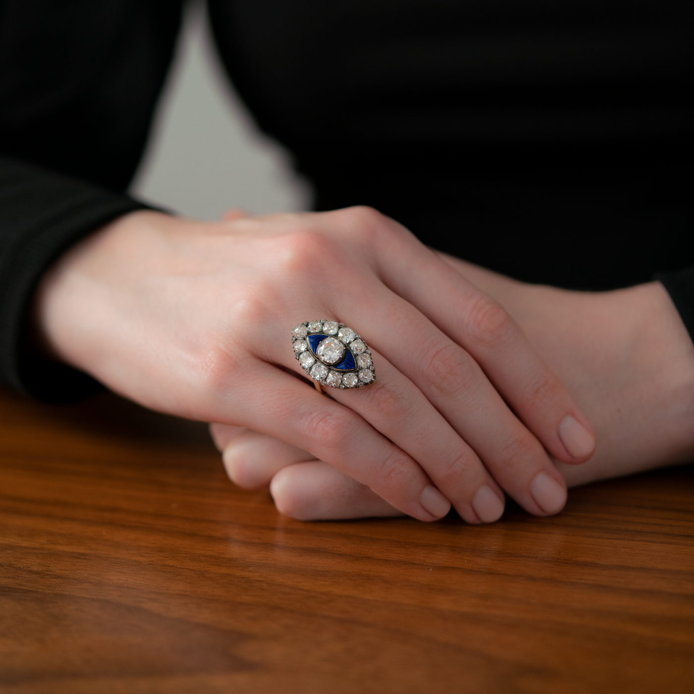 EARLY VICTORIAN 18K YELLOW GOLD, SILVER AND 6.0CTS OLD MINE CUT DIAMONDS AND BLUE GUILLOCHÉ ENAMEL RING c.1840s