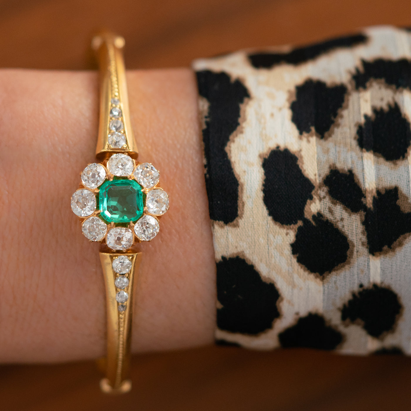 VICTORIAN 18K YELLOW GOLD AND 2.0CT COLOMBIAN EMERALD AND 3.0CTS OLD EUROPEAN CUT HALO BANGLE c.1880s