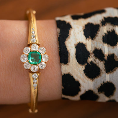 VICTORIAN 18K YELLOW GOLD AND 2.0CT COLOMBIAN EMERALD AND 3.0CTS OLD EUROPEAN CUT HALO BANGLE c.1880s