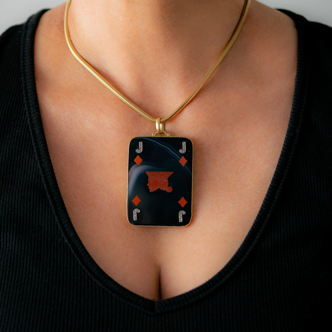VINTAGE 18K YELLOW GOLD, AGATE, CARNELIAN AND DIAMOND JACK OF DIAMONDS PENDANT c.1970s