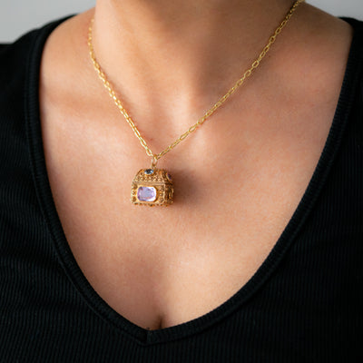 VINTAGE 18K YELLOW GOLD, PINK SAPPHIRE, AQUAMARINE AND AMETHYST TREASURE CHEST c.1960s