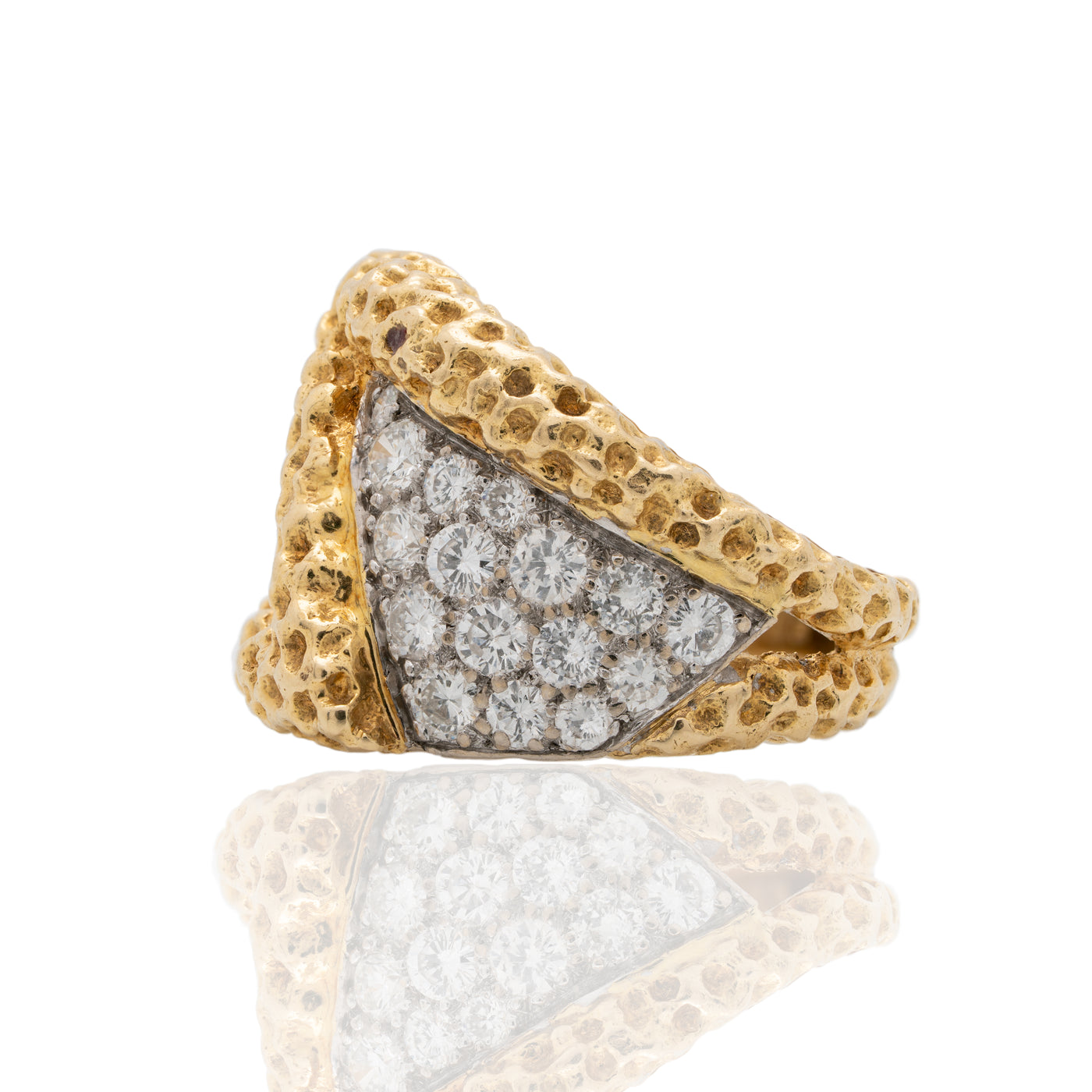 KUTCHINSKY HAND FORGED 18K YELLOW GOLD AND 2.80CTS. TRANSITIONAL CUT DIAMOND RING c.1970s