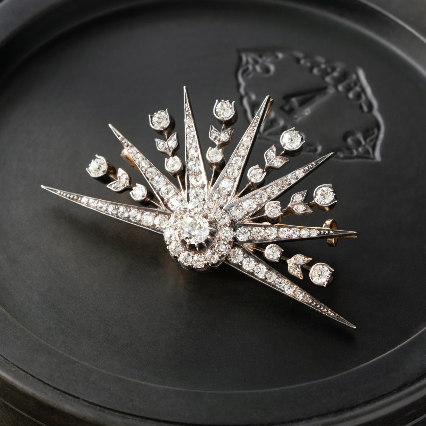 19TH CENTURY 18K YELLOW GOLD, SILVER 5.0CTS DIAMOND DEMI-STARBURST BROOCH .c 1870s