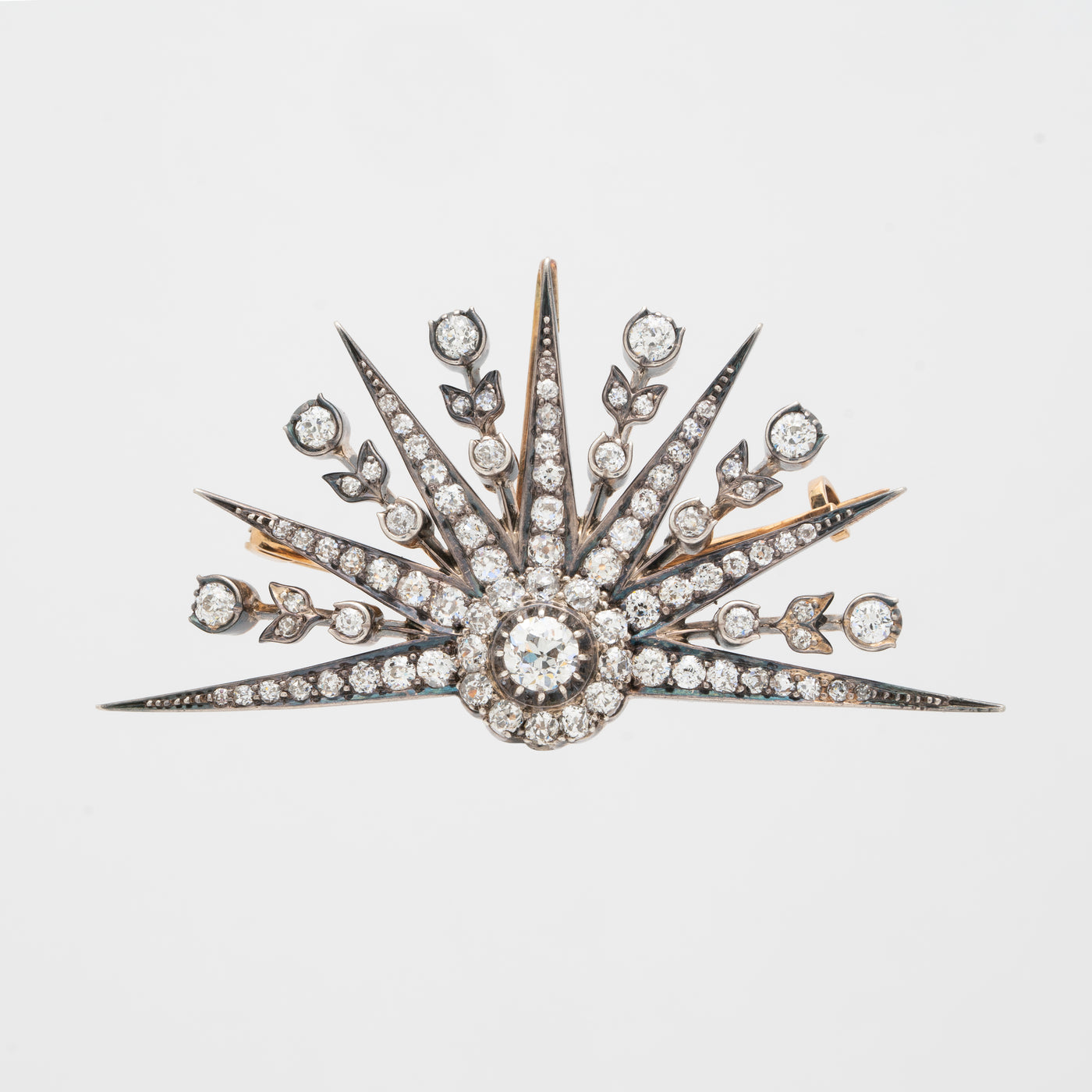 19TH CENTURY 18K YELLOW GOLD, SILVER 5.0CTS DIAMOND DEMI-STARBURST BROOCH .c 1870s