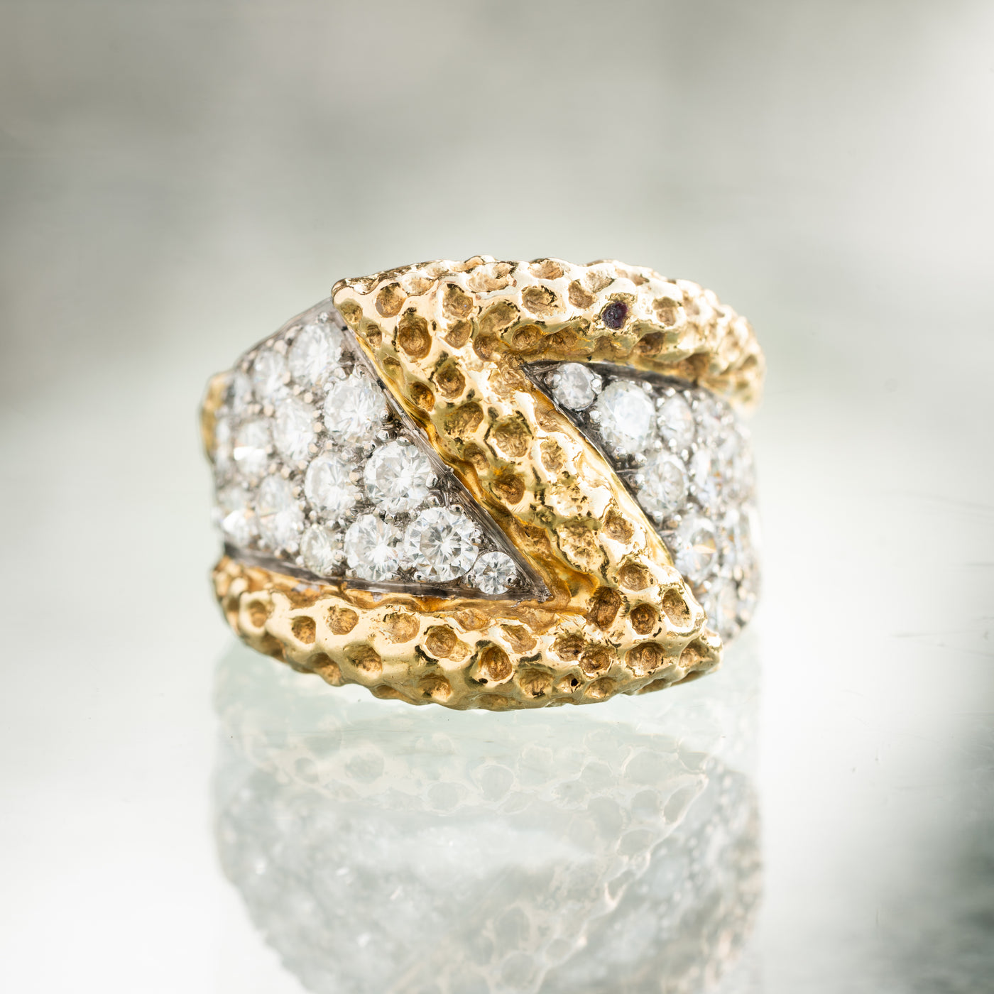 KUTCHINSKY HAND FORGED 18K YELLOW GOLD AND DIAMOND CLUSTER RING