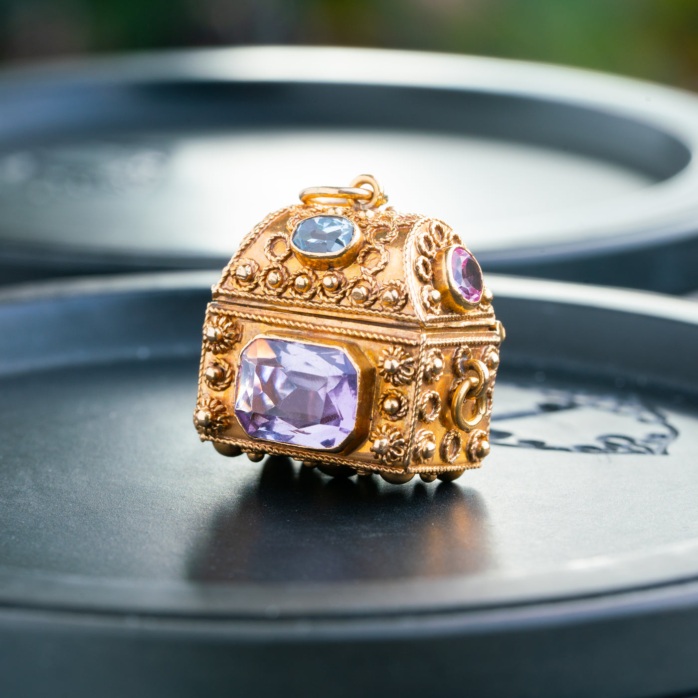 VINTAGE 18K YELLOW GOLD, PINK SAPPHIRE, AQUAMARINE AND AMETHYST TREASURE CHEST c.1960s