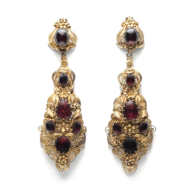 LATE GEORGIAN 15K YELLOW GOLD CABOCHON GARNET PENDELOQUE EARRINGS c.1830s