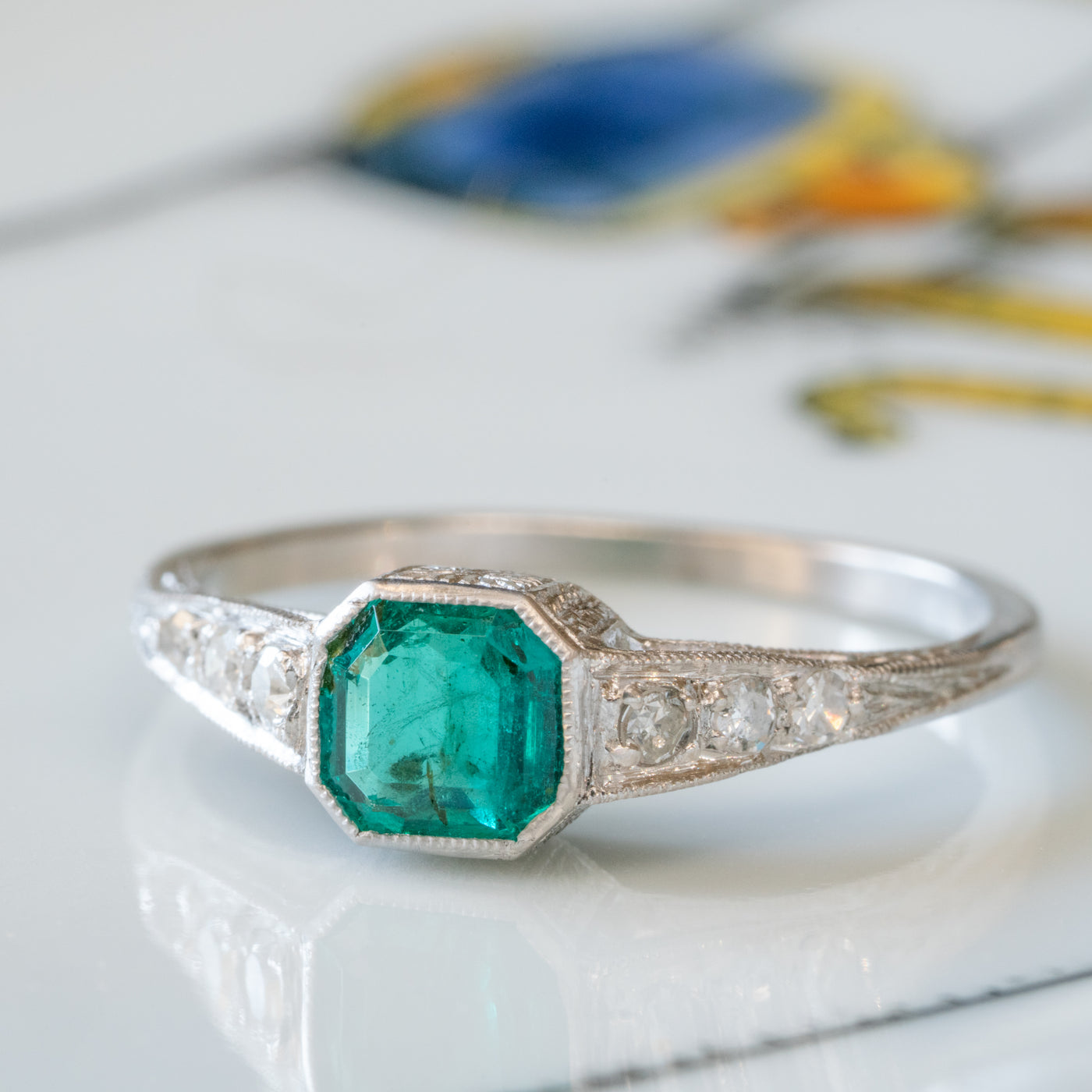 ART DECO PLATINUM AND 1.0 CTS. COLOMBIAN EMERALD AND DIAMOND RING c.1925