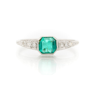 ART DECO PLATINUM AND 1.0 CTS. COLOMBIAN EMERALD AND DIAMOND RING c.1925
