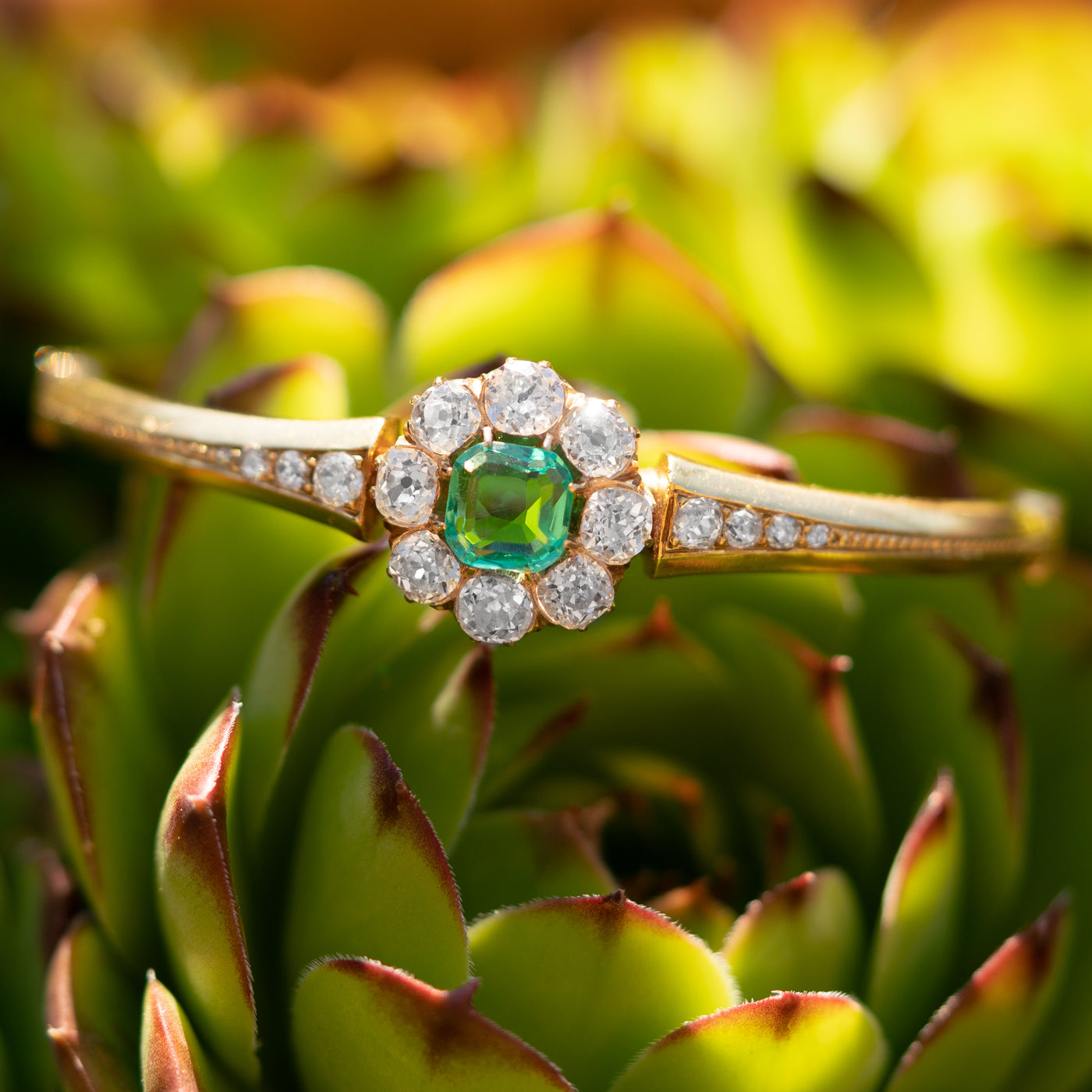 VICTORIAN 18K YELLOW GOLD AND 2.0CT COLOMBIAN EMERALD AND 3.0CTS OLD EUROPEAN CUT HALO BANGLE c.1880s