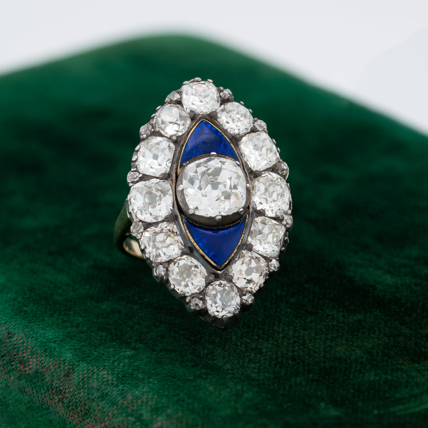 EARLY VICTORIAN 18K YELLOW GOLD, SILVER AND 6.0CTS OLD MINE CUT DIAMONDS AND BLUE GUILLOCHÉ ENAMEL RING c.1840s