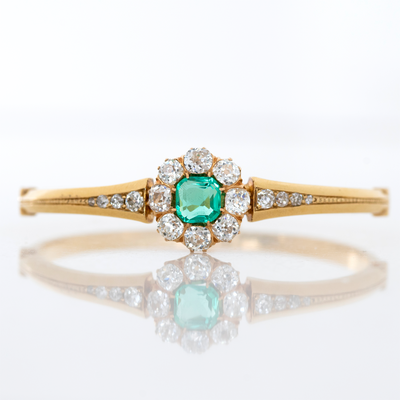 VICTORIAN 18K YELLOW GOLD AND 2.0CT COLOMBIAN EMERALD AND 3.0CTS OLD EUROPEAN CUT HALO BANGLE c.1880s